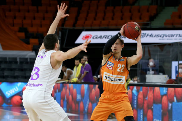 通过他们的 通过他们的